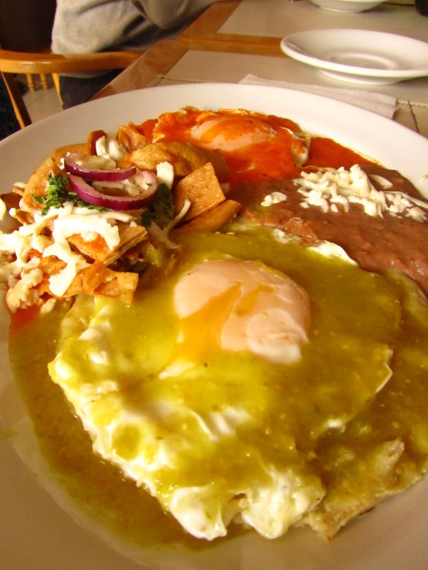 Everyone says that Mexican food in the US is nothing like Mexican food in Mexico. While there were some definite similarities, I tried multiple dishes that I had never experienced. My favorite of which was this- huevos divorciados!  / Todos dicen que la comida Mexicana en los EUA se diferencia tanto de la comida en Mexico.  Aunque hayan semejanzas, yo probé varios platillos por la primera vez – mi favorito se ve aquí – los huevos divorciados! Chile verde y chile rojo! 
