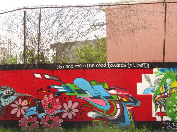 Loved the street graffiti, this picture is layered with ironies that I will let you all mull over. / Me agradó el “graffiti” de la calle, en este ejemplo se encuentran unas ironias para contemplar 