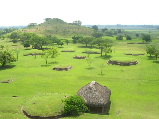 The ancient ruins at Tamtok was possibly the highlight of my trip. Second to seeing Dad and Kate of course ;) To get to the ruins, one must venture down an obstacle packed road, fit with broken cattle grates, and Senegal sized pot holes. Contrary to Dad’s negativity, my response was that these hurdles weed out the less inclined tourist, and makes for a superior, more pleasant experience.  / La experiencia la mas sobresaliente de mi estancia – por supuesto a parte de volver a ver a mi papa y a Katalina – quizás fue la de visitar las ruinas muy antiguas de Tantok.  Para alcanzar a llegar ahí fue menestar atreverse a manejar por un camino a tropezones incluso baches como los de Senegal y enrejados de hierro quebrados protegiendo el ganado en el entorno.  Al contrario de lo que pensó el chofer mi Papi, yo los veía como preveniendo que pasen los turistas menos dedicados y asi lo que hace una experiencia mas linda y apreciable para los demás. 