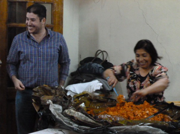 My least favorite of which was this…  (a “zacahuil” or tamale like dish a yard or more in length prepared in the Sierra Huasteca east of San Luis Potosi) / El platillo el menos favorito fue este ….. (el zacahuil es el platillo tradicional de la Sierra Huasteca, como un tamal de un metro o mas) 