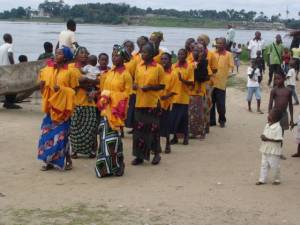 Powerful singing highlights the worship for this congregation in the middle of the Congo River.  Lacking the cups, there was no communion when we visited./Faltando copas, esta congregación Discipulos en el Congo no celebrarón la Santa Ceña cuando la visitamos.