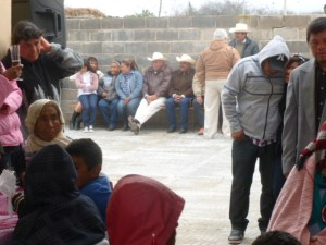 Asistentes de la boda en Los Remedios esperan su plato de barbacoa de borrego
