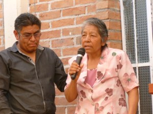 Elizabeth Patena aided by son Julio gives her testimony at the ground breaking March 2013/  Hermana Elizabeth da su testimonio en marzo 2013