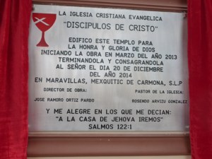 Se reveló la placa de dedicación antes de entrar en el nuevo templo./Dedication plaque for the new sanctuary
