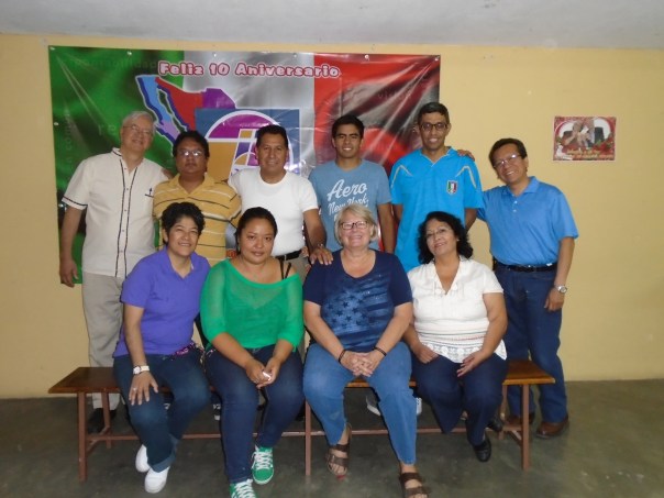 Doug and Kate, between Lisania and Yolanda, following their last meeting with the Mesa Conjunta / Al terminar su ultima reunión con la Mesa Conjunta Kate se encuentra entre Lisania y Yolanda con Doug atras