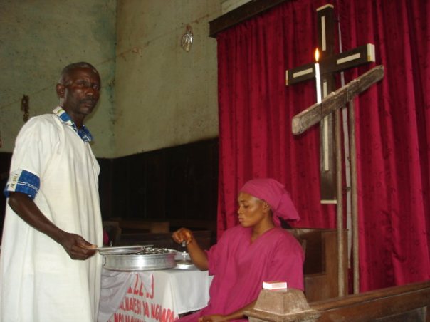 Durante mas de cien años se celebra la Santa Cena en la primera iglesia de los Discipulos de Cristo localizada a Bolenge, Congo