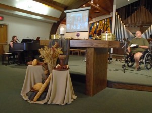 Preparando la celebración de la Santa Cena en la Primera Iglesia Discipulos de Cristo de Mesa, Arizona 